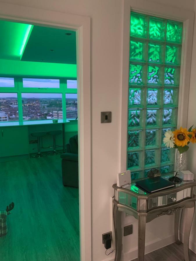 Luxury Panoramic Balcony Swindon Central Extérieur photo