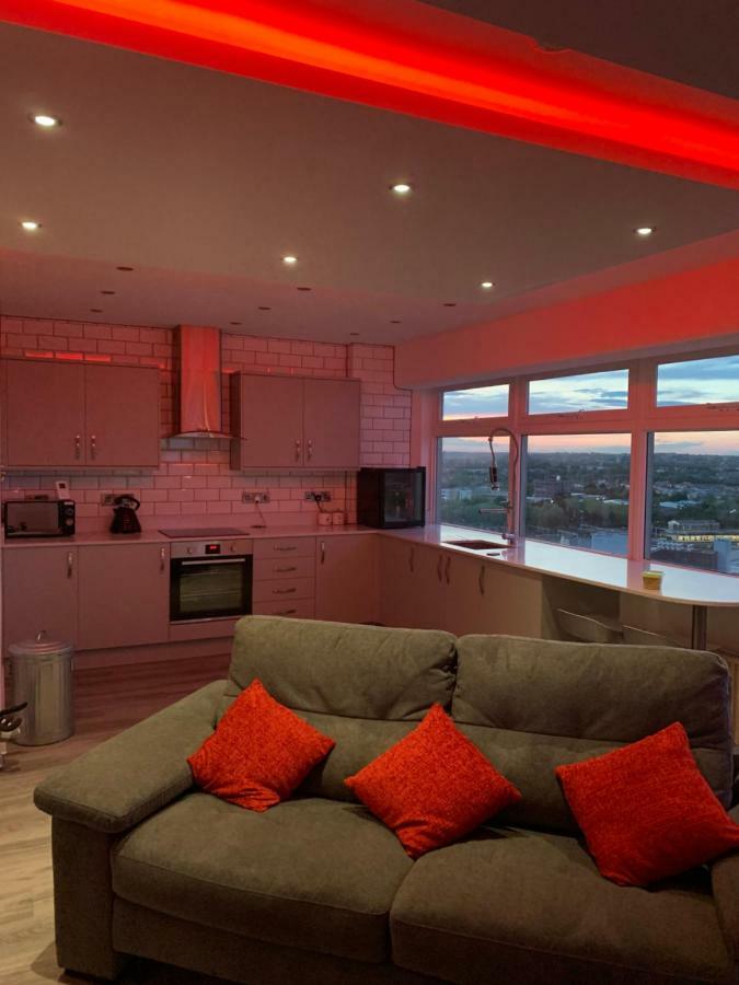 Luxury Panoramic Balcony Swindon Central Extérieur photo