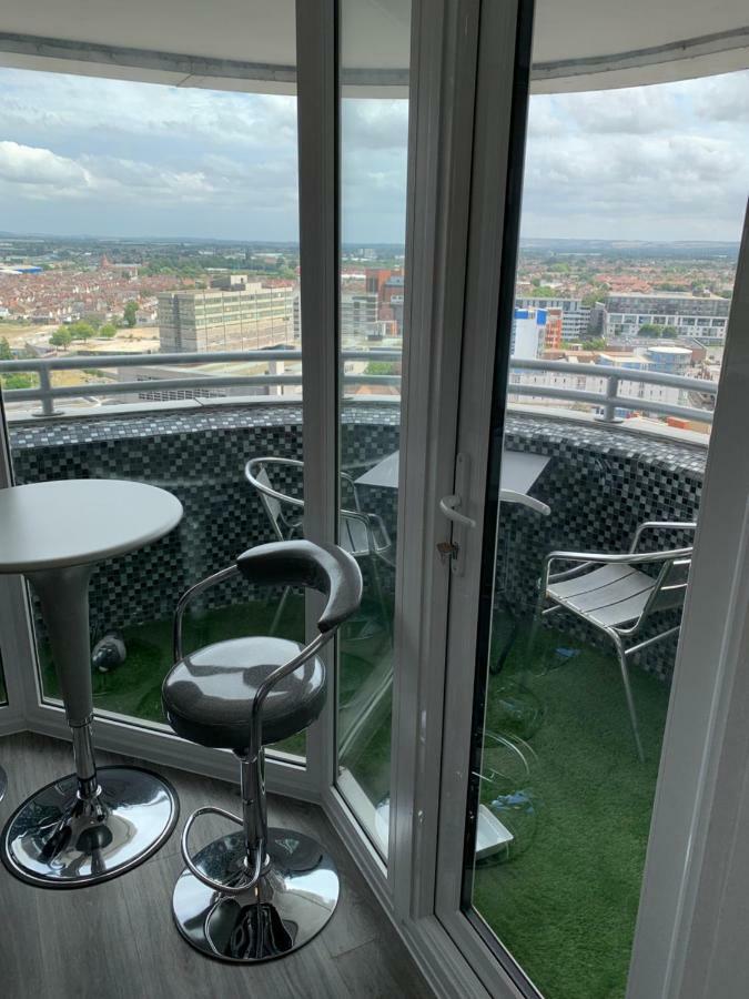 Luxury Panoramic Balcony Swindon Central Extérieur photo